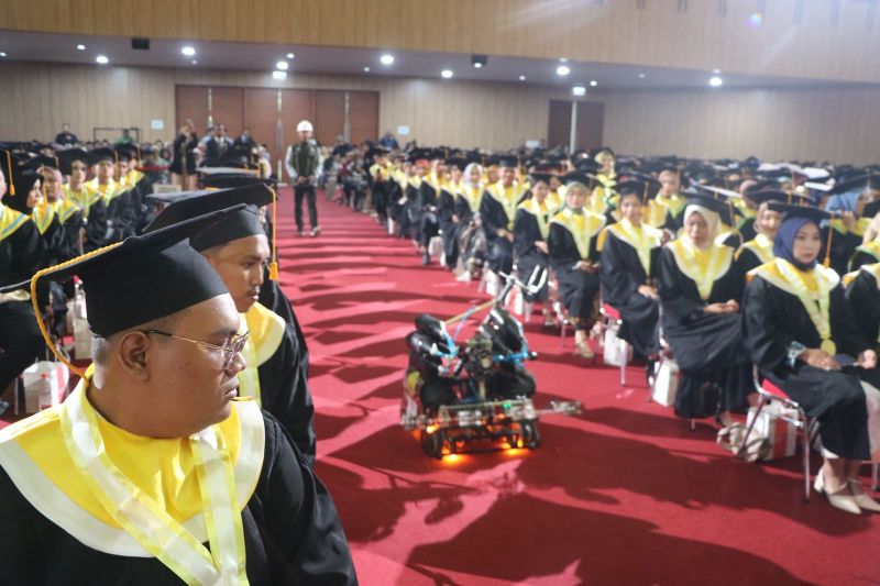 Robot Lahbako San Tampil Memukau di Wisuda Universitas Jember