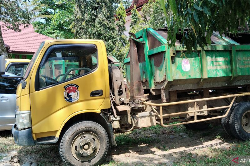 Kondisi mobil truk pengangkut sampah yang rusak samping Dinas Lingkungan Hidup Kabupaten Mukomuko, Sabtu (28/9/2024) ANTARA/Ferri.