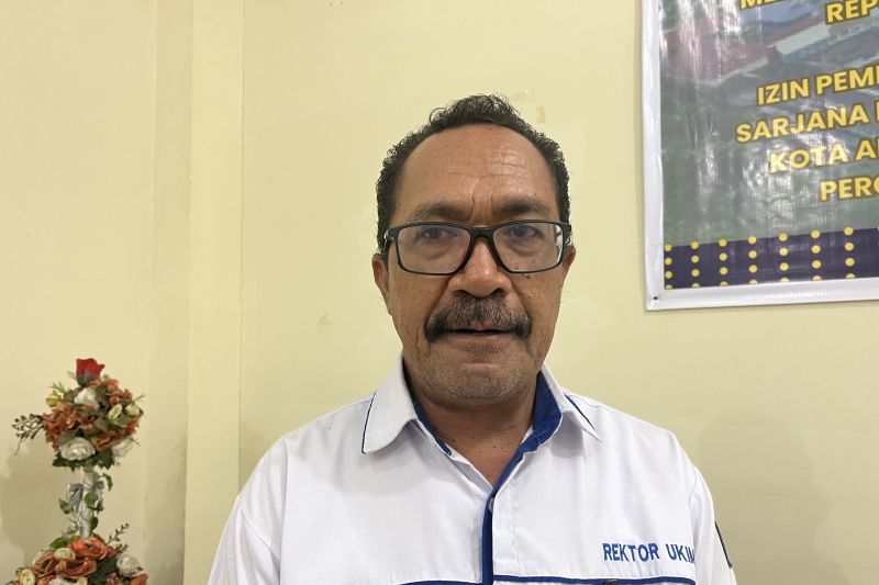 Rektor Universitas Kristen Indonesia Maluku (UKIM) Ambon, Henky H Hetharia. ANTARA/ Penina F Mayaut