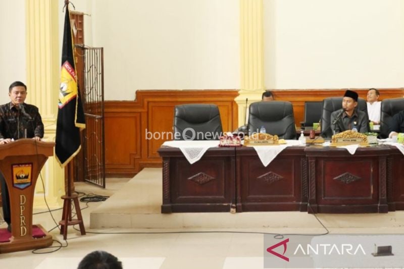 Penjabat Sekretaris Daerah Kota Pariaman, Yaminurizal membacakan Nota Keuangan Rancangan Anggaran Pendapatan dan Belanja Daerah Perubahan (RAPBD-P) Kota Pariaman Tahun Anggaran 2024 pada Rapat Paripurna DPRD Kota Pariaman di ruang sidang utama DPRD Kota Pariaman, Jumat (27/9/2024). ANTARA/HO-Diskominfo Pariaman.