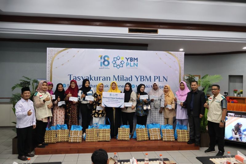 Penyerahan santunan kepada anak yatim, duafa, difabel, dan mualaf pada acara syukuran Yayasan Baitul Maal PLN ke-18 di Ambon, Sabtu. ANTARA/HO-PLN UIW MMU