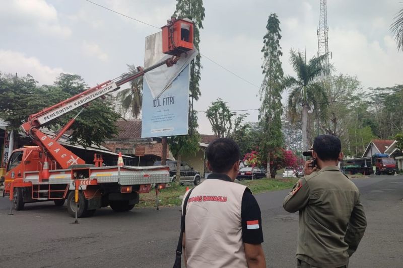 Bawaslu Blitar Bersinergi Turunkan Baliho Gambar Petahana Pilkada