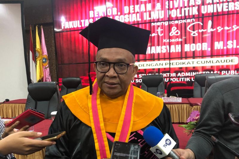 Wakil Menteri Tenaga Kerja (Wamenaker) RI Afriansyah Noor usai menjalani Sidang Terbuka Doktor Administrasi Publik Fakultas Ilmu Sosial dan Ilmu Politik Universitas Sriwijaya, di Palembang, Sabtu (28/9/2024). (ANTARA/Ahmad Rafli Baiduri)
