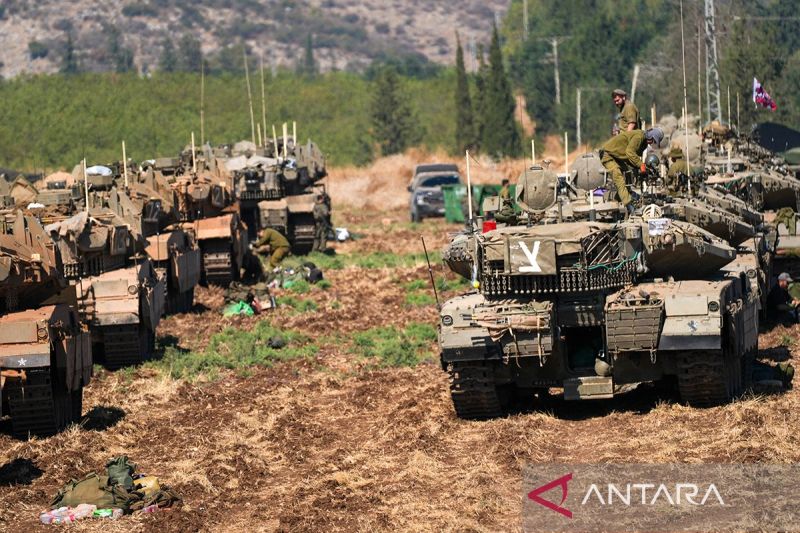 Pasukan Israel siapkan invasi darat ke Lebanon. Tank pasukan Israel terlihat di daerah persiapan dekat perbatasan utara Israel dengan Lebanon, Kamis (27/9/2024). Pemerintah Israel menyatakan tidak akan ada gencatan senjata segera dalam konflik yang meningkat pesat dengan Lebanon, situasi tersebut juga mencemaskan keselamtan WNI serta pasukan penjaga perdamaian PBB (UNFIL) asal Indonesia yang berjumlah 1.232 personel. ANTARA FOTO/Ayal Margolin/Xinhua/Spt.ANTARA FOTO/Ayal Margolin (ANTARA FOTO/Ay