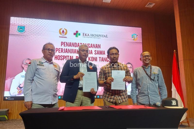 Manager Gatam Institute Eka Hospital Group M. Mahendrata Pringgodani (kedua dari kanan) dan Ketua KONI Kota Tangerang Selatan, Letkol (purn) M Hamka Handaru (kedua dari kiri) menunjukan berkas perjanjian kerjasama dalam acara yang dilaksanakan di di Trembesi Hotel BSD Serpong, Sabtu. ANTARA/Irfan