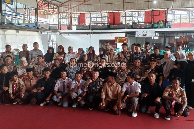 Puluhan pelajar bersama Bawaslu Agam mengikuti sosialisasi pengawasan Pilkada 2024, Sabtu (28/9/2024). Bawaslu mengajak partisipasi aktif generasi muda mengawal terselenggaranya pemilu yang jujur dan aman. Antara/Al Fatah.