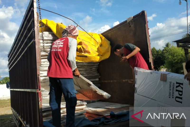 Logistik berupa kotak suara untuk Pilkada 2024 di Kabupaten Sigi tiba di Gudang KPU Sigi Desa Potoya, Kecamatan Dolo, Sulteng, Sabtu (28/9/2024). ANTARA/MOH SALAM