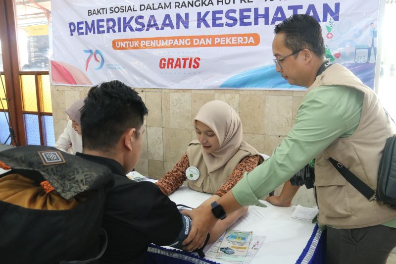 KAI Daop 7 Madiun Adakan Pengobatan Gratis dan Donor Darah