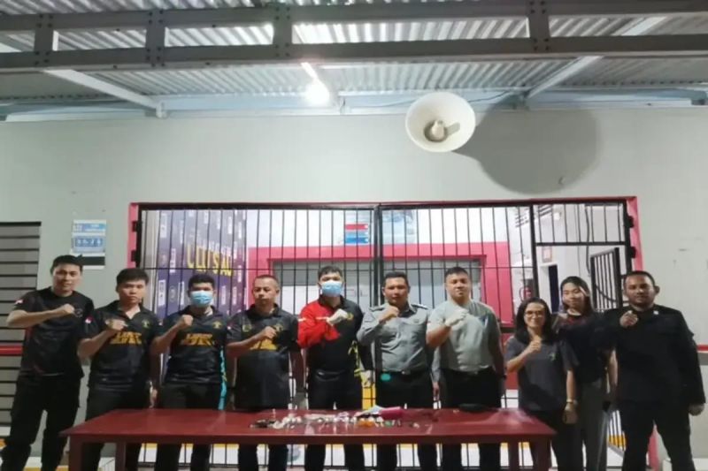 Penggeledahan Rutin Lapas Ulu Siau Antisipasi Gangguan Keamanan