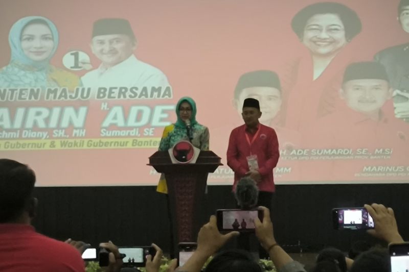 Pasangan calon gubernur Banten nomor urut 01 Airin Rachmi Diany dan Ade Sumardi di DPD PDIP Banten, Serang Sabtu (28/9/2024). ANTARA/Devi Nindy.