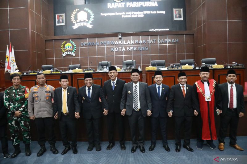 Empat pimpinan Dewan Perwakilan Rakyat Daerah (DPRD) Kota Serang resmi ditetapkan dan dilantik, Jumat (27/9/2024). (ANTARA/Desi Purnama Sari)