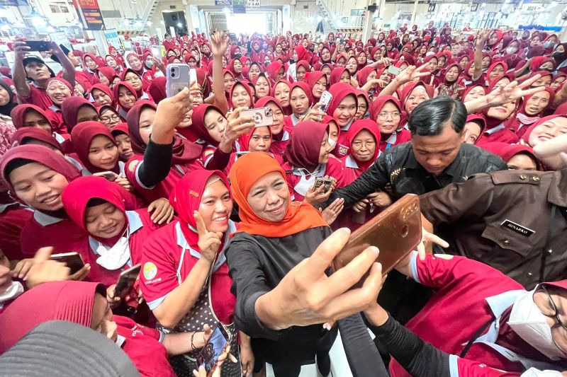 Calon Gubernur Jawa Timur nomor urut 2 Khofifah Indar Parawansa (tengah) saat berswafoto bersama pekerja Mitra Produksi Sigaret (MPS) PT Warahma Biki di Kecamatan Widang, Kabupaten Tuban, Sabtu (28/9/2024). (ANTARA/HO-Tim KIP)