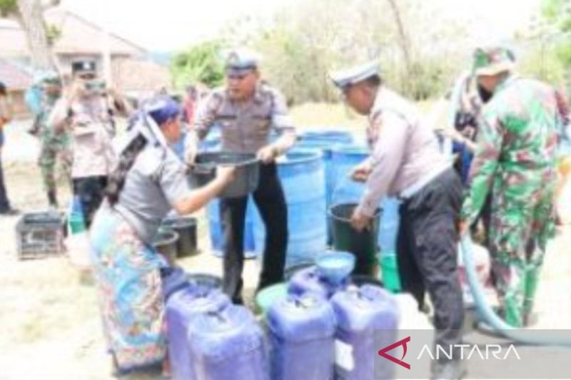 Polres Bangkalan Salurkan Bantuan Air Bersih ke Desa Terdampak Kekeringan