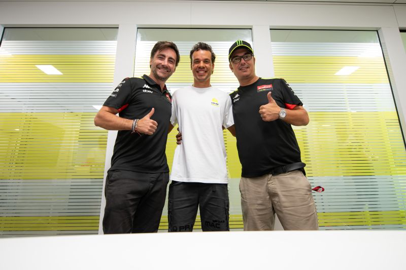 Franco Morbidelli (tengah) berfoto bersama perwakilan tim Pertamina Enduro VR46. (ANTARA/HO/VR46)