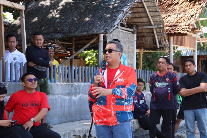 IKA Unhas Provinsi Sulawesi Barat (Sulbar) membantu pangan dan sembako nelayan di pesisir Kecamatan Pamboang Kabupaten Majene, Sabtu (28/9/2024) ANTARA Foto/HO Humas Pemprov Sulbar