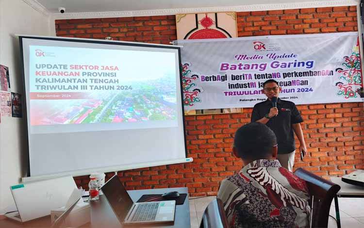 Kepala OJK Kalteng, Primandanu Febriyan Aziz memberikan informasi perkembangan industri jasa keuangan di Kalteng kepada awak media.(FOTO: TESTI PRISCILLA)