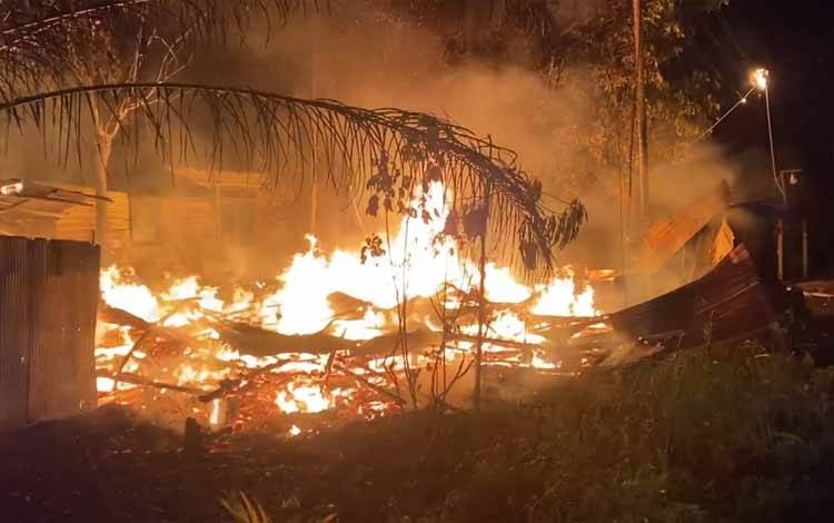 Kebakaran Hanguskan Rumah Kosong di Jalan Raden Saleh I Palangka Raya