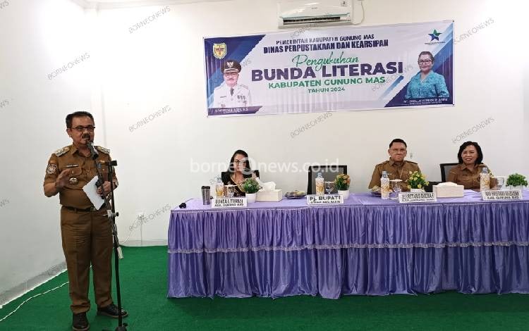 Pj Bupati Gunung Mas Herson B Aden saat memberikan sambutan pada kegiatan pengukuhan Bunda Literasi. (FOTO: RISKA YULYANA)