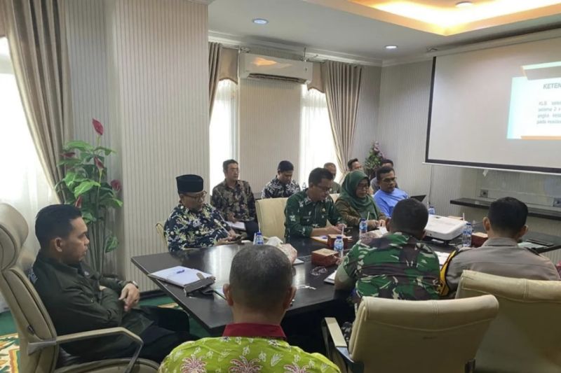PJ Erisman saat memimpin Rapat Koordinasi (Rakor) penanganan wabah malaria bersama OPD terkait dan TNI Polri. ANTARA/ HO-Pemkab Inhil