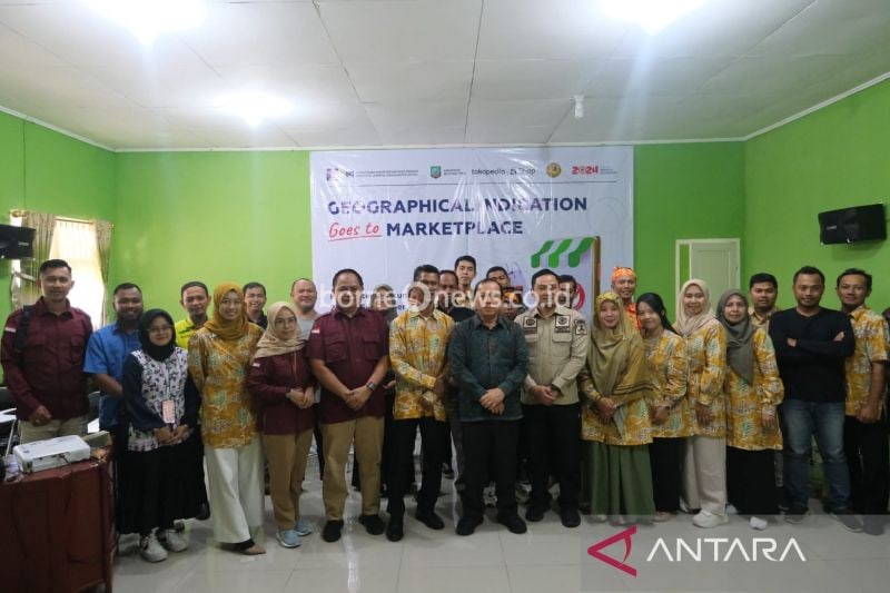 Foto bersama pada kegiatan sosialisasi dalam mempromosikan madu teran Belitung Timur (Beltim) melalui e-commerce di Manggar. (ANTARA/HO-Humas Kemenkumham Babel)