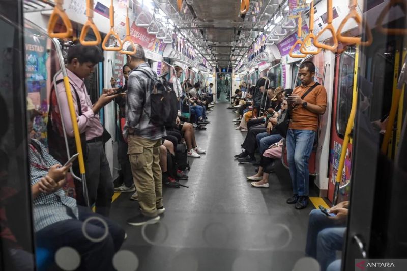 Sejumlah penumpang berada di dalam MRT Jakarta di Jakarta, Rabu (12/6/2024). ANTARA FOTO/Muhammad Adimaja/foc.