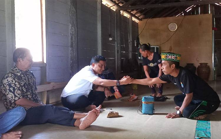 Disambut Upacara Adat, Nadalsyah-Supian Hadi Dapat Dukungan Penuh dari Desa Penyombaan Lamandau