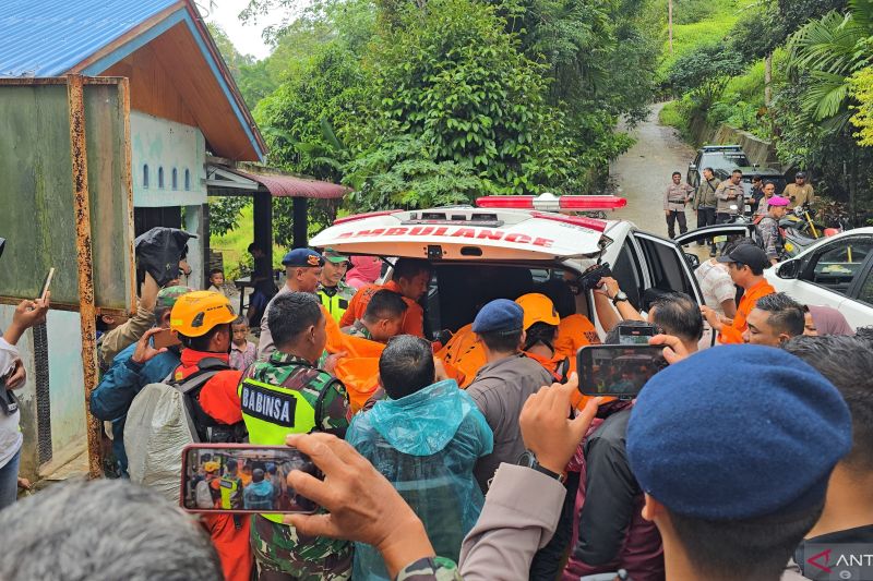 Petugas SAR gabungan mengevakuasi jasad Sugeng, korban bencana longsor pada areal tambang ilegal Desa Sungai Abu, Kecamatan Hiliran Gumanti, Kabupaten Solok yang terakhir ditemukan dari jumlah 25 korban menggunakan mobil ambulans, Ahad (29/9/2024). ANTARA/HO-Basarnas