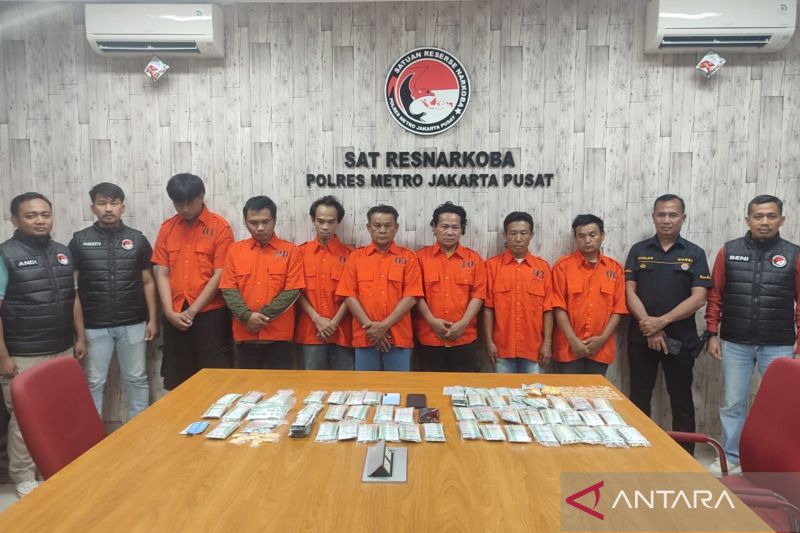 Satuan Reserse (Sat Res) Narkoba Polres Metro Jakarta Pusat menangkap tujuh pelaku pengedar dan pedagang atau penjual jalanan obat keras berbahaya di Jakarta Pusat pada 26-27 September 2024. (ANTARA/HO-Polres Metro Jakarta Pusat)