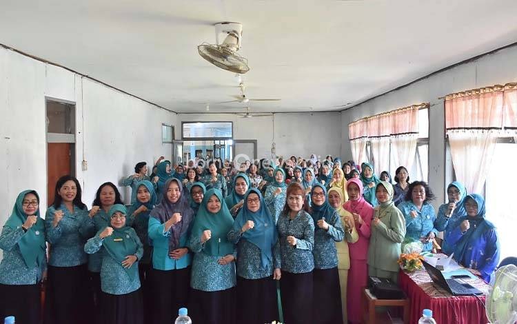 Pj Ketua TP-PKK Kabupaten Kapuas Hj. Lisdayanti Darliansjah saat saat berfoto bersama dengan peserta Bimtek 10 Program Pokok PKK ke Kabupaten/kota se-Kalimantan Tengah tahun tahun 2024. (FOTO: IST)