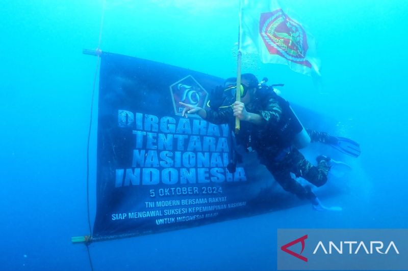 TNI Kibarkan Bendera Tri Matra di Bawah Laut, Memperingati HUT Ke-79