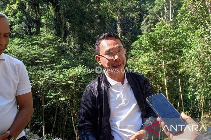 Bupati Sigi Mohamad Irwan Lapatta saat ditemui awak media di Kecamatan Lindu, Kabupaten Sigi beberapa waktu lalu. (ANTARA/MOH SALAM)