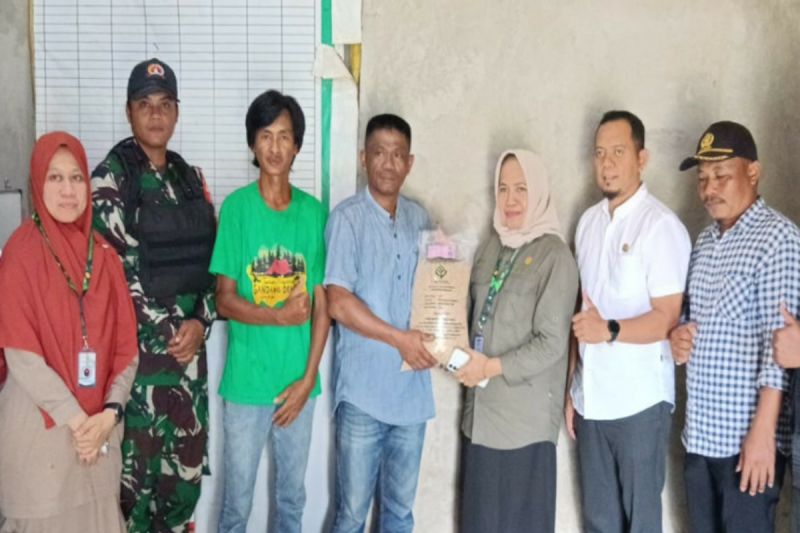 Penyerahan bantuan benih diseminasi varietas Cakrabuana Agritan kepada petani di Kabupaten Mamuju. (ANTARA/HO/BPSIP Sulbar)