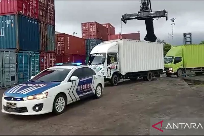 Penyaluran logistik pilkada untuk seluruh wilayah Kalbar mulai dilakukan KPU dengan mendapatkan pengawalan ketat dari pihak kepolisian setempat (ANTARA/Rendra Oxtora)