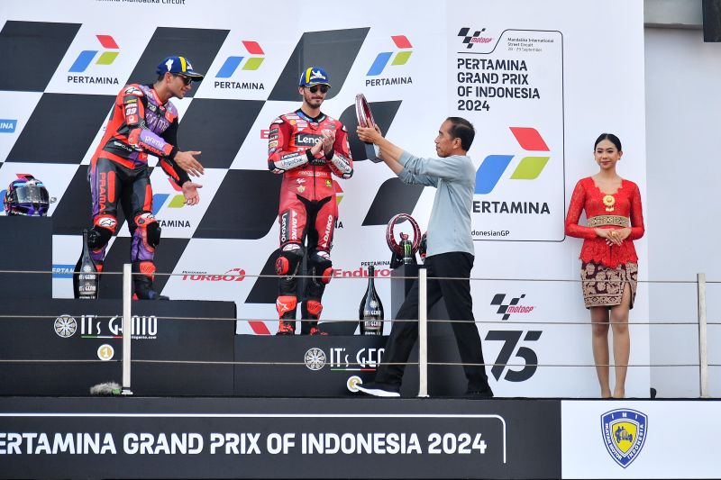 Jokowi Serahkan Trofi Pertamina GP 2024 di Mandalika, Meriahkan Acara Balap Dunia