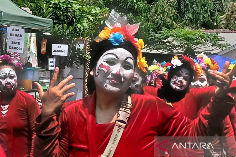 Kirab Seniman Menandai Penutupan Festival Lima Gunung Ke-23