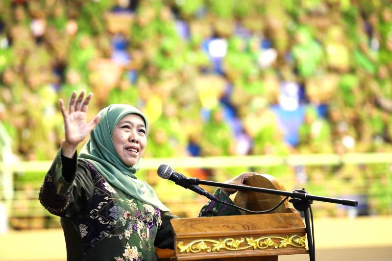 Calon Gubernur Jawa Timur nomor urut 2 Khofifah Indar Parawansa saat hadir dalam Peringatan Maulid Nabi Muhammad dan Pelantikan PAC serta Ranting Muslimat NU se Cabang Kabupaten Pasuruan, Minggu (29/9/2024). (ANTAR/HO-Tim KIP)