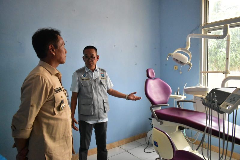 Penjabat Bupati Ogan Komering Ilir (OKI), Sumatera Selatan, Asmar Wijaya mengecek layanan puskesmas dan beberapa SD Negeri di Kecamatan Sungai Menang. (ANTARA/HO/Pemkab OKI)
