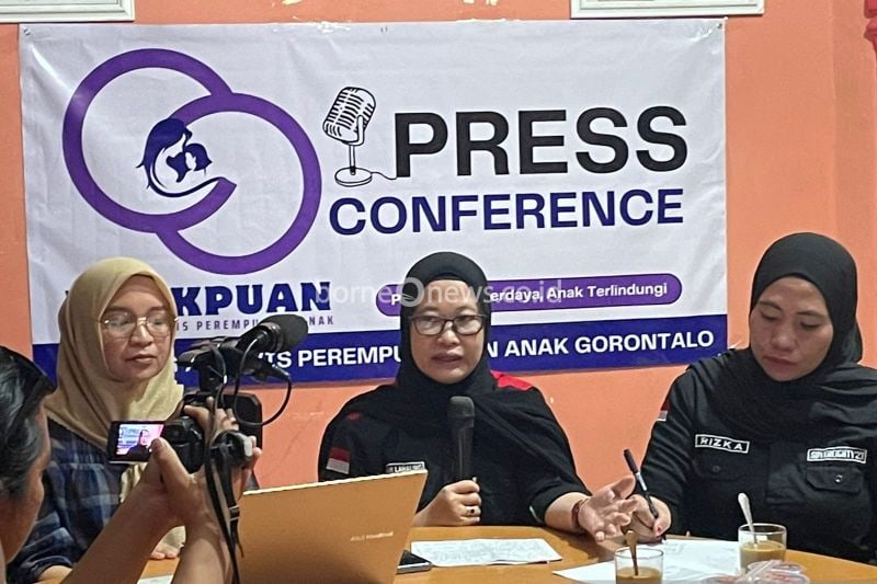 Direktur Lembaga Riset Hukum dan Gender (Leaders) Gorontalo Hijrah Lahaling (tengah) saat konferensi pers terkait kasus kekerasan seksual yang melibatkan oknum guru dan siswa, pada Minggu (29/9). (ANTARA/Debby Mano)
