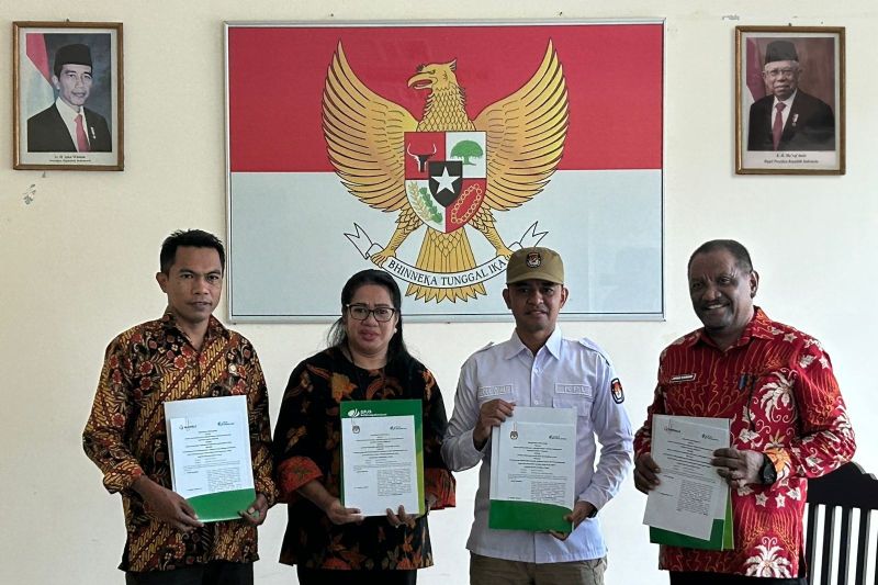 Penandatangan kerja sama BPJS-Ketenagakerjaan dengan KPU dan Bawasli dalam rangka perlindunganpetugas adhoc pilkada di Halmahera Utara Minggu (29/9). ANTARA/Abdul Fatah