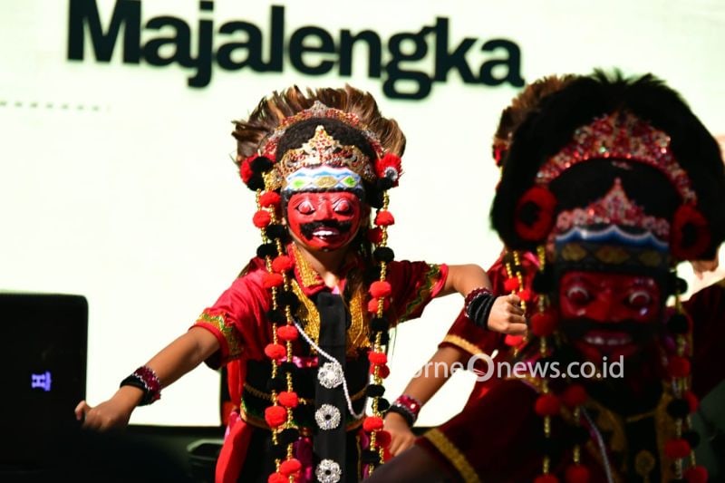 Tari Topeng khas kawasan Cirebon, Jawa Barat, yang menyambut kedatangan perdana pesawat Maskapai Scoot Airlines dari Singapura di Bandara Internasional Jawa Barat (BIJB) Kertajati, Majalengka, Jawa Barat, Minggu (29/9/2024). (ANTARA/HO Pemprov Jabar)