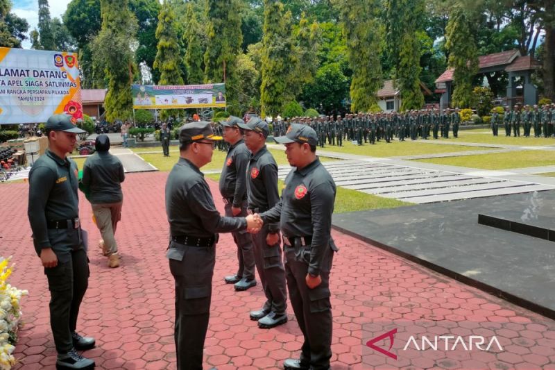 Gubernur Bengkulu Rohidin Mersyah menyalami petugas linmas yang akan bertugas di Pilkada serentak 2024 saat apel siaga di halaman Pemkab Rejang Lebong, Rabu (11/9/2024). (ANTARA/Nur Muhamad)