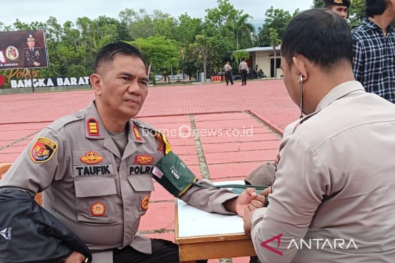 Tim Satgas Dokkes Polres Bangka Barat melakukan pemeriksaan kesehatan kepada para personel yang terlibat dalam pengamanan Pilkada 2024. (Antara/HO-Humas Polres Bangka Barat)