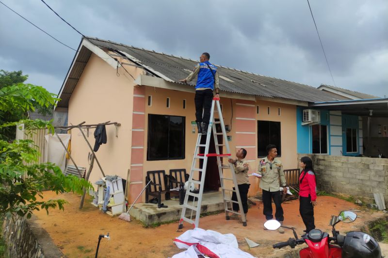 Tim gabungan memperbaiki rumah warga terdampak puting beliung di Perumahan Telaga Surya Regency, Kecamatan Bintan Utara, Kabupaten Bintan, Kepri, Minggu (29/9/2024). (ANTARA/HO-Humas BPBD Bintan)