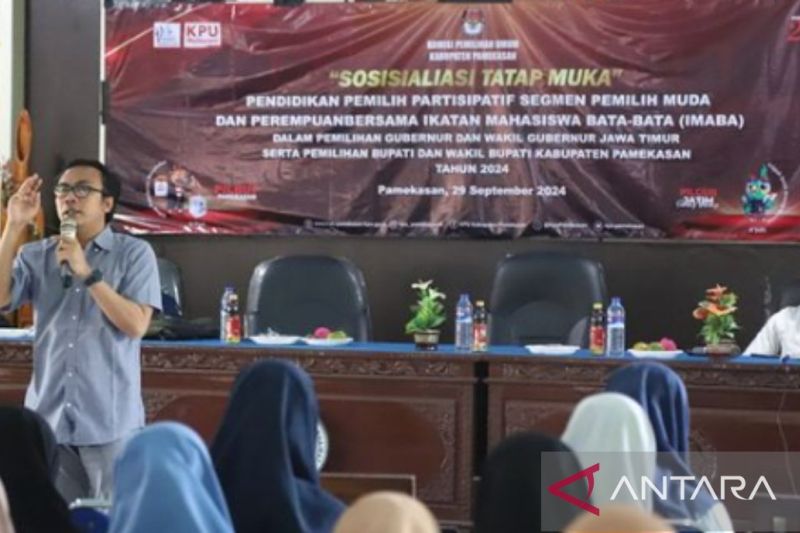 Komisioner KPU Pamekasan Moh Amiruddin saat menyampaikan sosialisasi tentang pelaksanaan Pilkada 2024 kepada pemilih pemula, mahasiswa dan perempuan di Palengaan, Pamekasan, Minggu (29/9/2024). ANTARA/HO-KPU Pamekasan.