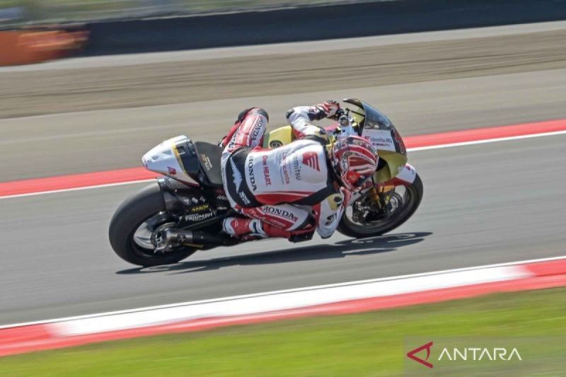 Pembalap tim Idemitsu Honda Team Asia Mario Suryo Aji memacu motornya saat mengikuti sesi practice Moto2 Pertamina Grand Prix Of Indonesia 2024 di Pertamina Mandalika International Street Circuit, Lombok Tengah, NTB, Jumat (27/9/2024). Hari pertama gelaran Pertamina Grand Prix Of Indonesia 2024 seri ke-15 itu diisi dengan latihan bebas atau free practice untuk balapan Asia Talent Cup, Moto3, Moto2 dan MotoGP. (ANTARA FOTO/Ahmad Subaidi/YU)