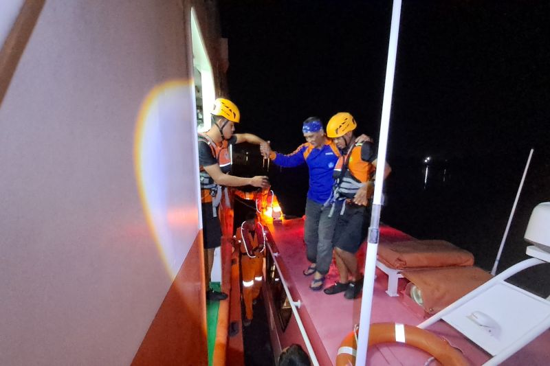 Evakuasi Delapan Pemancing Terjebak di Laut Pantai Kuala