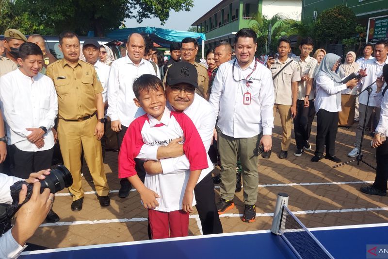 Menteri Sosial Bertanding Tenis Meja dengan Siswa Bekasi untuk Cegah Perundungan