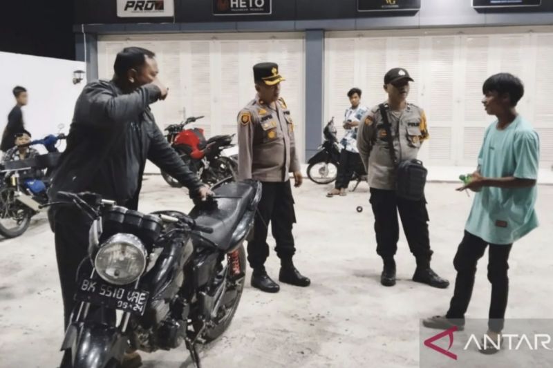 Kapolsek Pasir Penyu bersama anggota saat melakukan patroli malam mengantisipasi adanya gangguan kamtibmas. ANTARA/HO-Polsek Pasir Penyu
