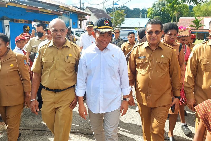 Menteri Koordinator Bidang Pembangunan Manusia dan Kebudayaan (PMK) Republik Indonesia, Muhadjir Effendy saat melakukan kunjungan kerja di Papua Barat Daya, Senin (30/9/2024) (ANTARA/Yuvensius Lasa Banafanu)