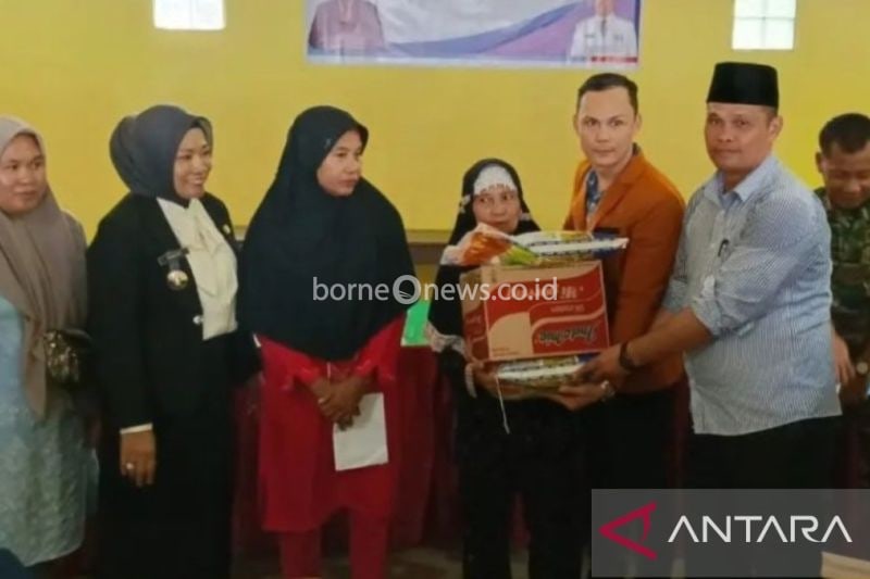 Pemerintah Kota (Pemkot) Prabumulih, Sumatera Selatan menyalurkan bantuan paket sembako kepada warga Kelurahan Mangga Besar Kecamatan Prabumulih Utara. (ANTARA/ HO- Pemkot Prabumulih)